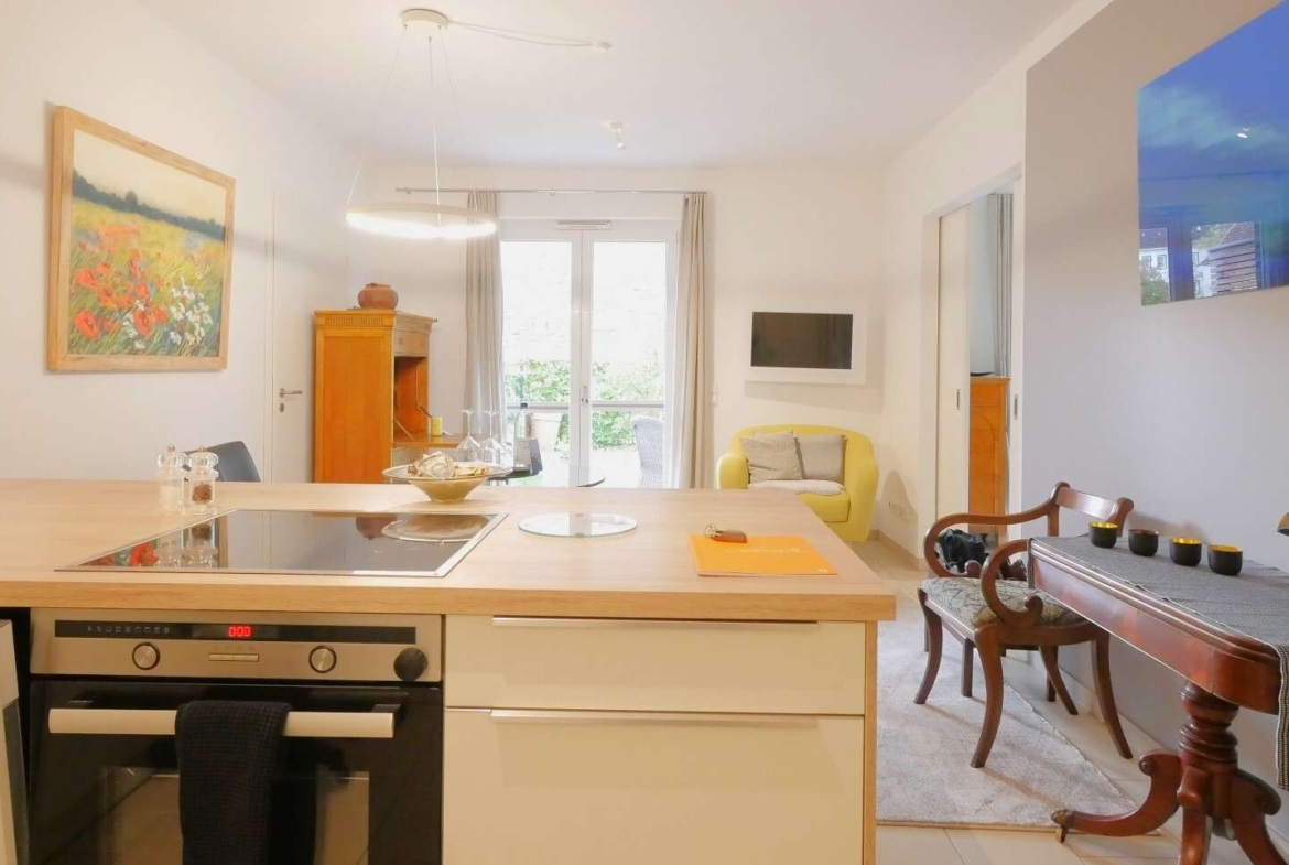 Küche mit Blick ins Wohnzimmer