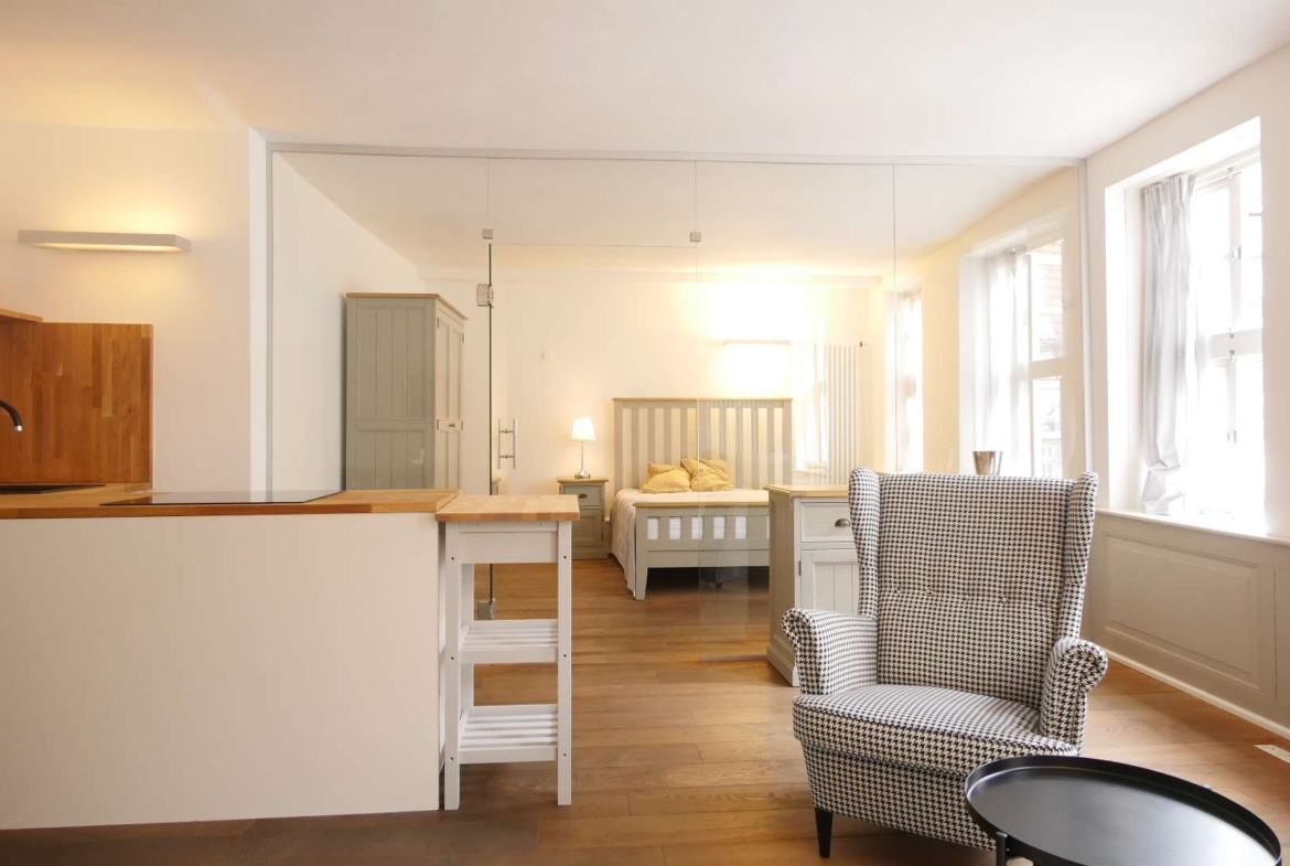 Wohnzimmer / Blick ins Schlafzimmer