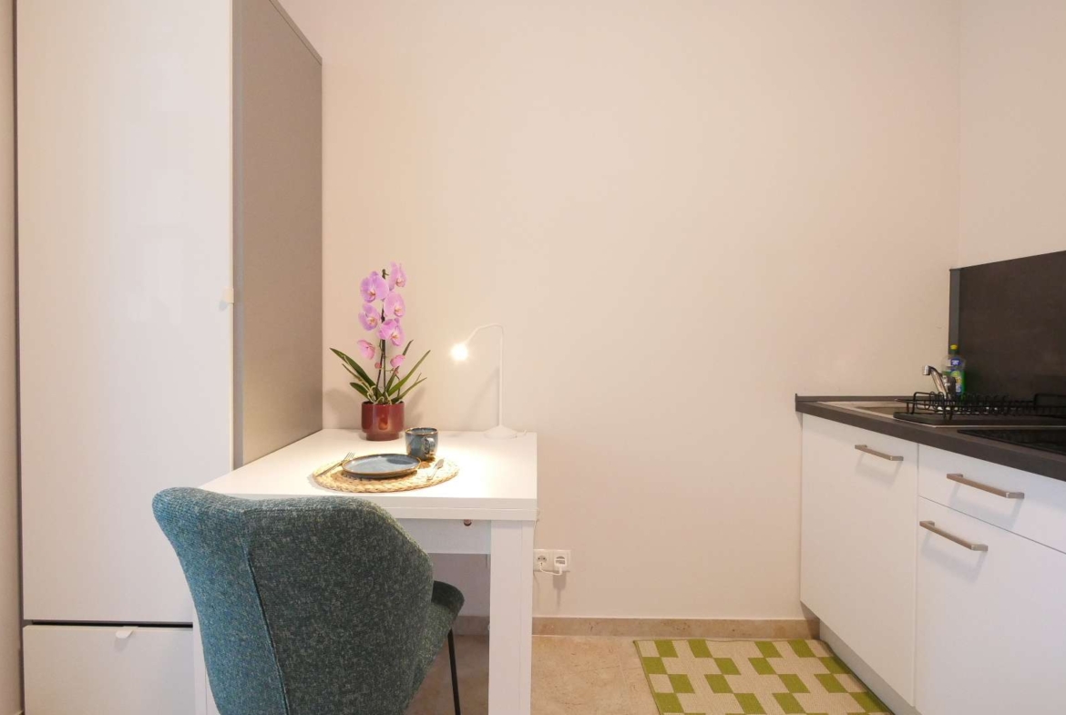 Wohn-/Schlafzimmer mit offener Küche