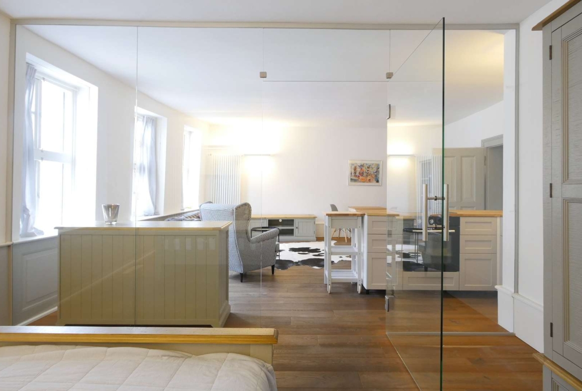 Schlafzimmer / Blick ins Wohnzimmer