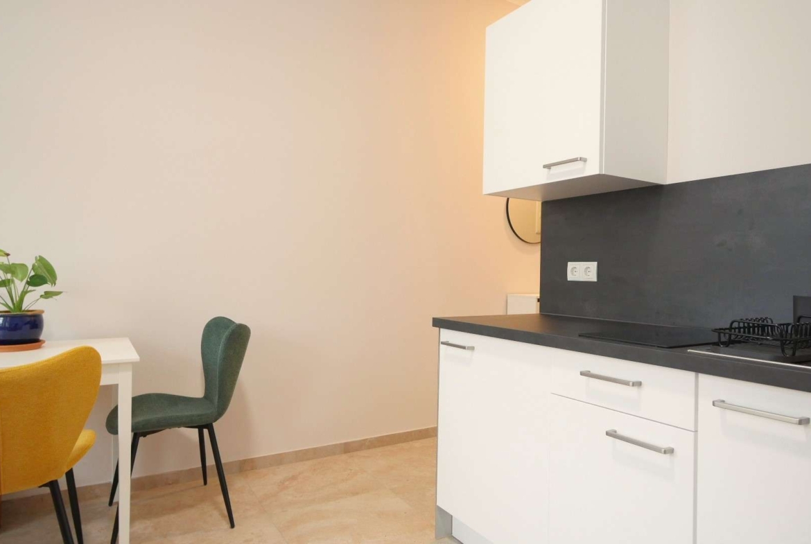 Wohn-/Schlafzimmer mit offener Küche