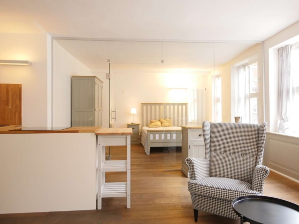 Wohnzimmer / Blick ins Schlafzimmer