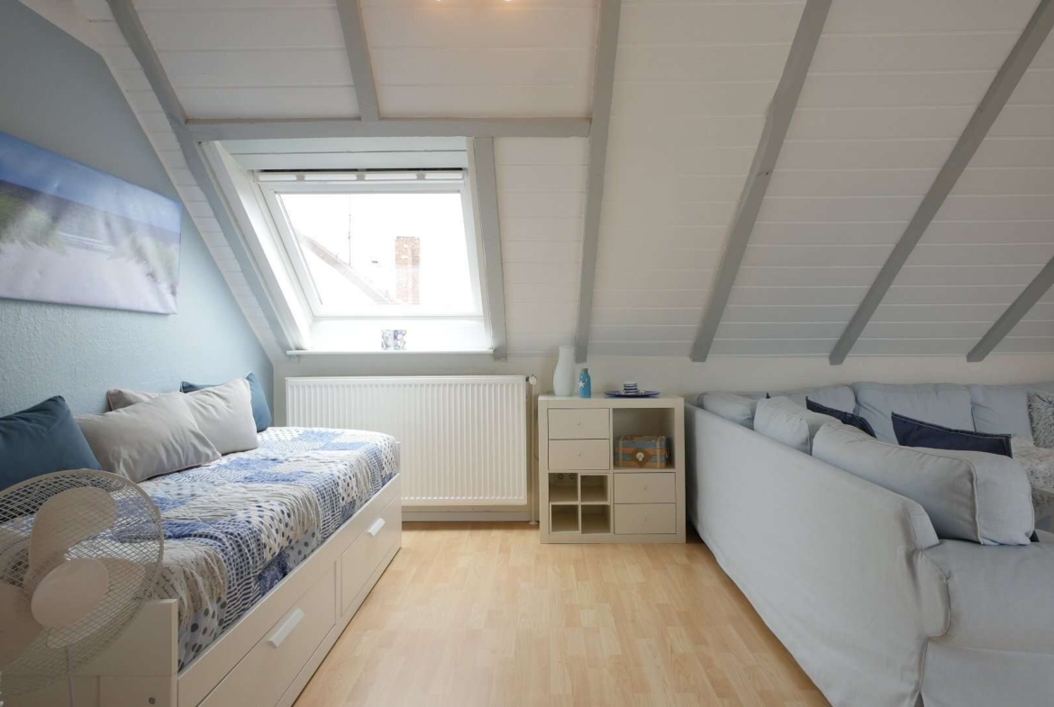 Wohnzimmer DG mit Kinderbett