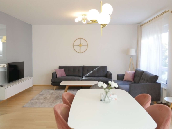 Wohnzimmer mit offener Küche