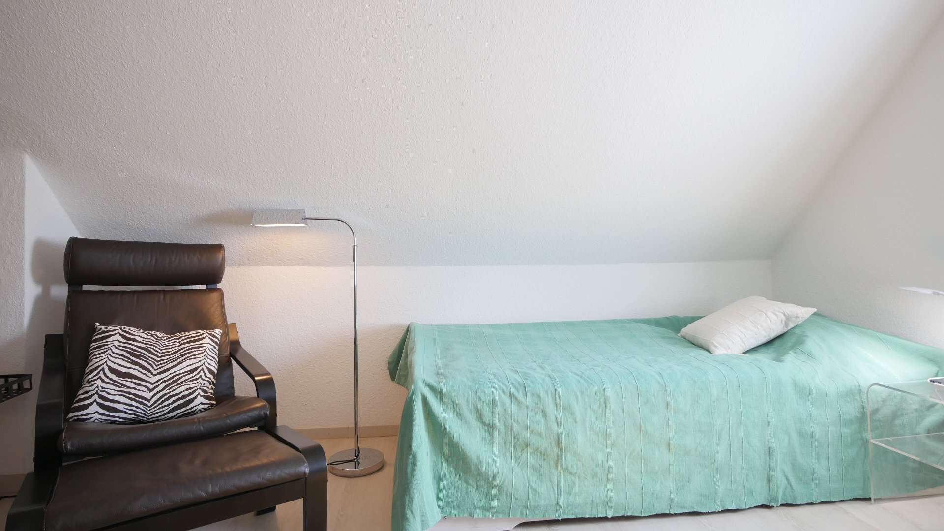 Bothfeld – Hübsches Apartment im Dachgeschoss mit Internet! - Foto 3