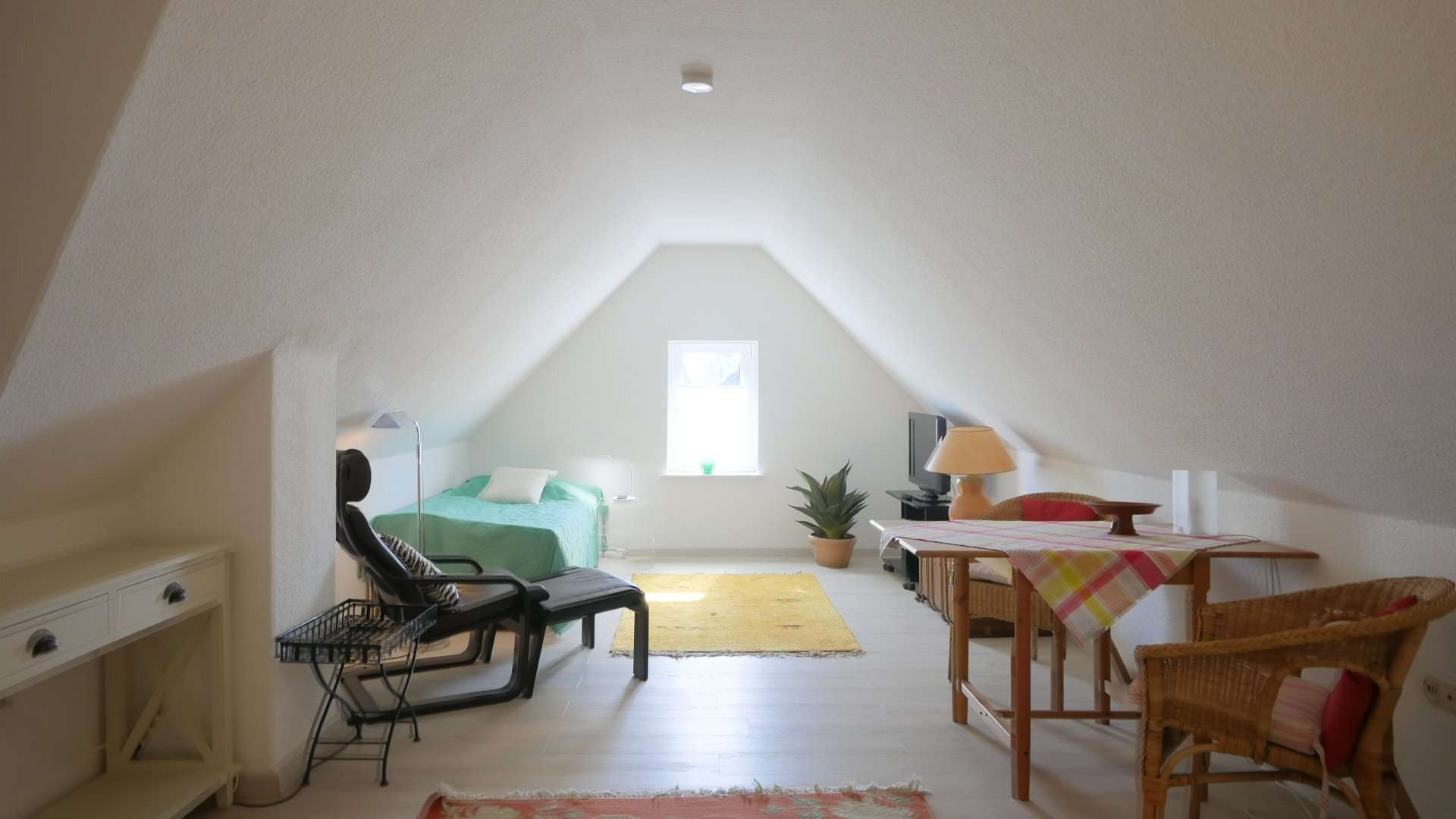 Bothfeld – Hübsches Apartment im Dachgeschoss mit Internet! - Foto 2