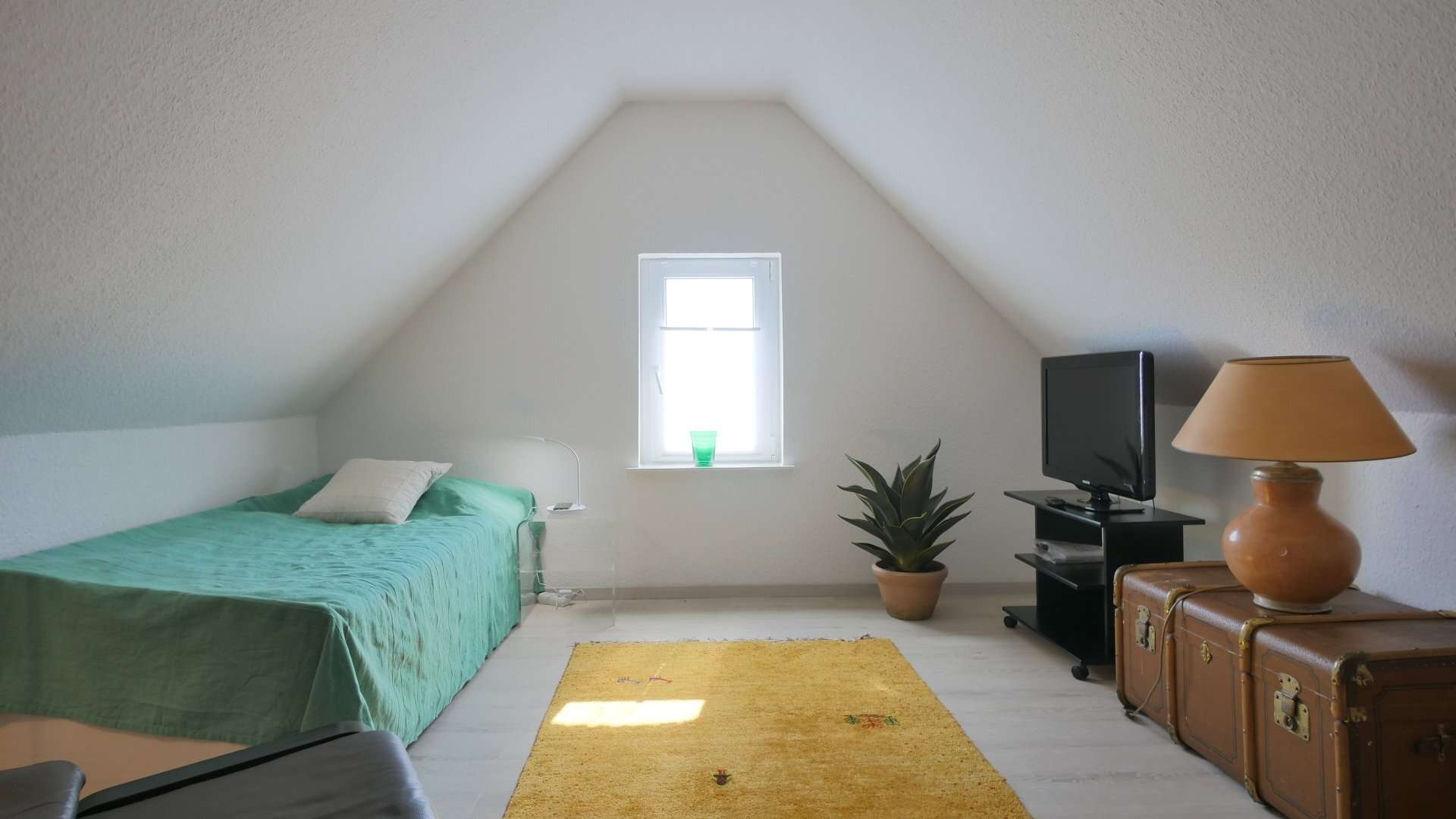 Bothfeld – Hübsches Apartment im Dachgeschoss mit Internet! - Foto 1