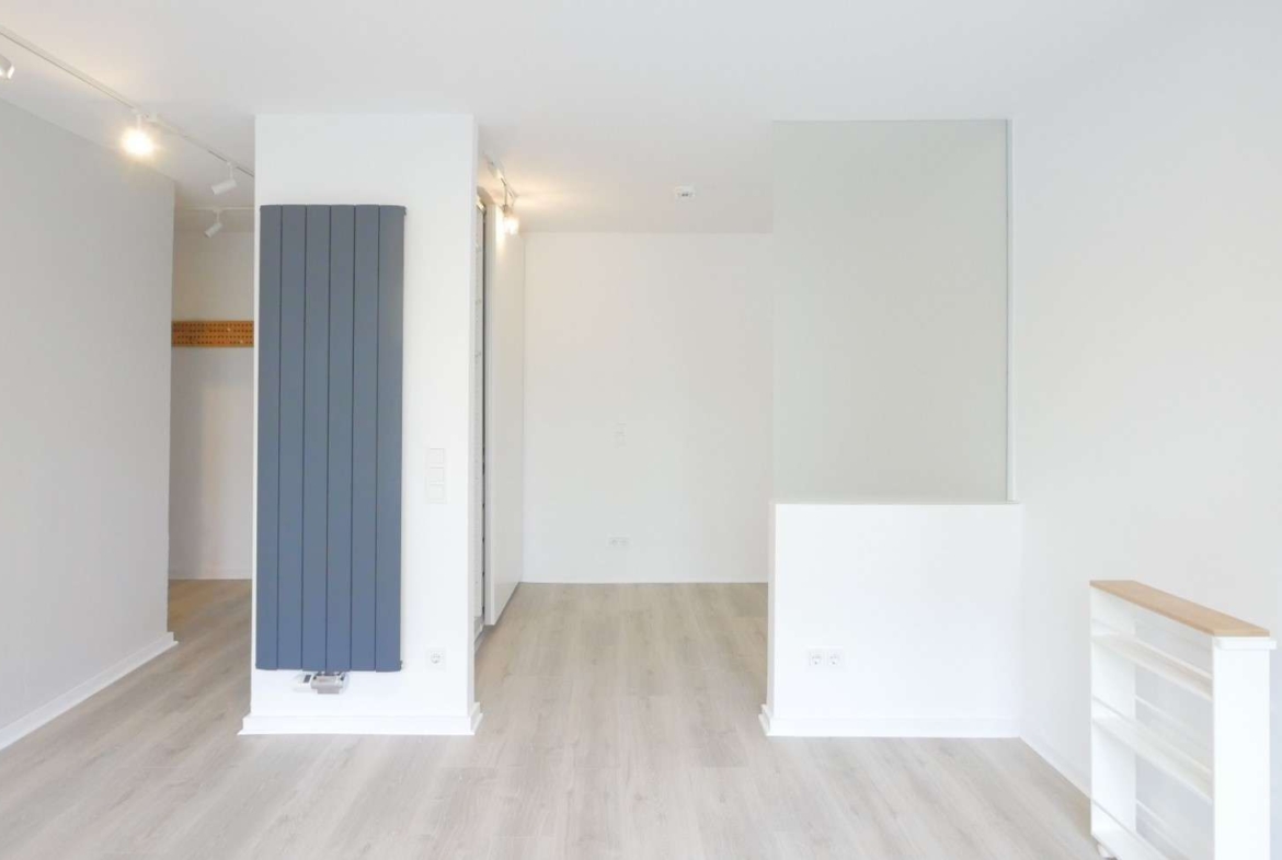 Wohnzimmer mit Blick zum Schlafbereich