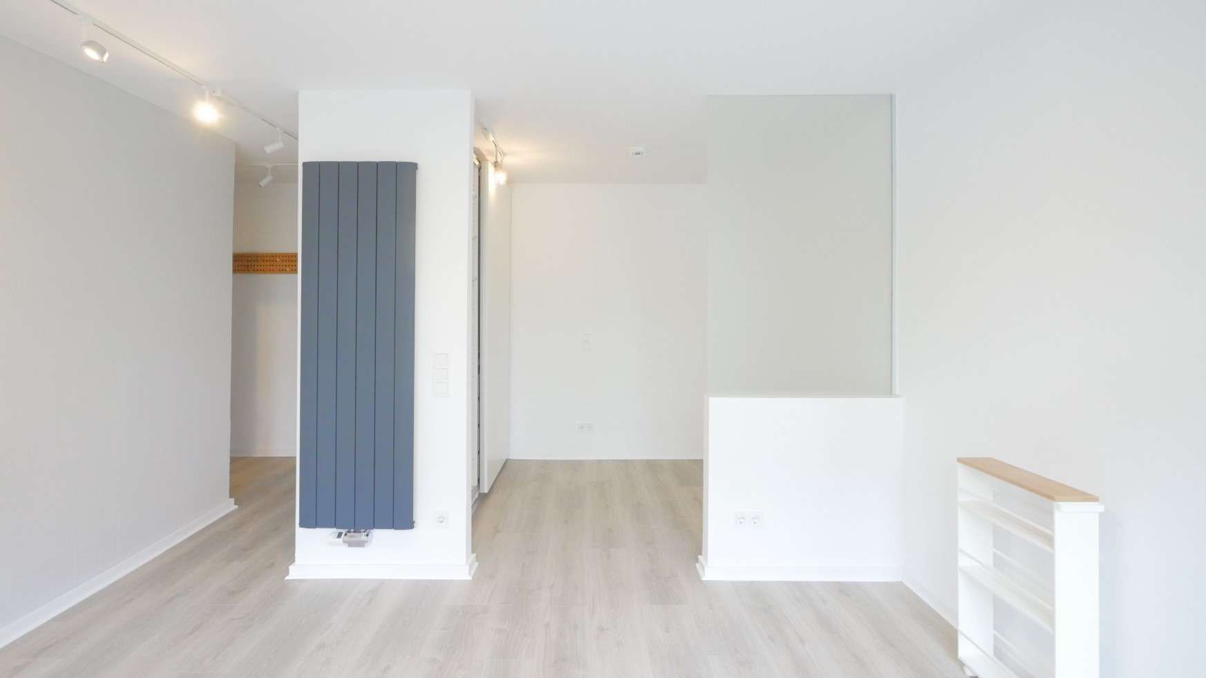 Wohnzimmer mit Blick zum Schlafbereich Wohnzimmer mit Blick zum Schlafbereich