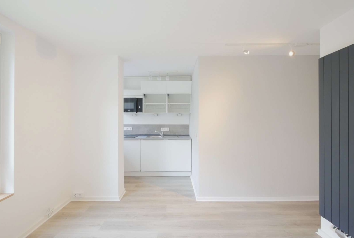 Wohnzimmer mit Blick in Küche
