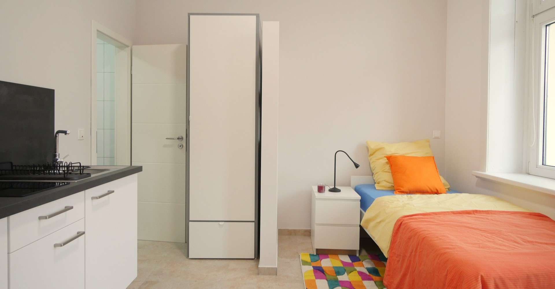 Wohn-/Schlafzimmer mit offener Küche Wohn-/Schlafzimmer mit offener Küche