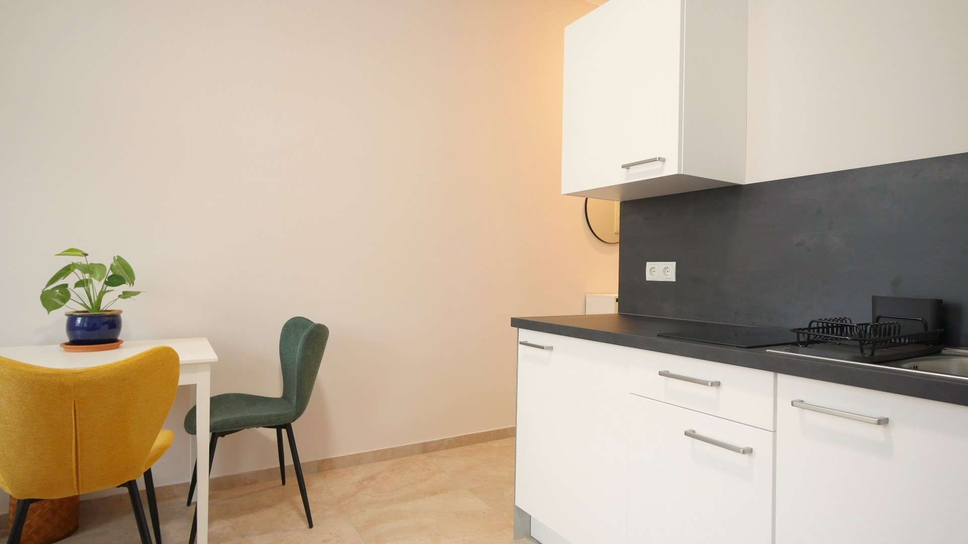 Wohn-/Schlafzimmer mit offener Küche Wohn-/Schlafzimmer mit offener Küche