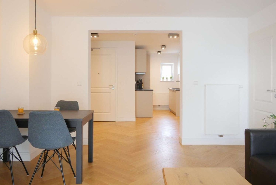 Blick vom Wohnzimmer in die Küche