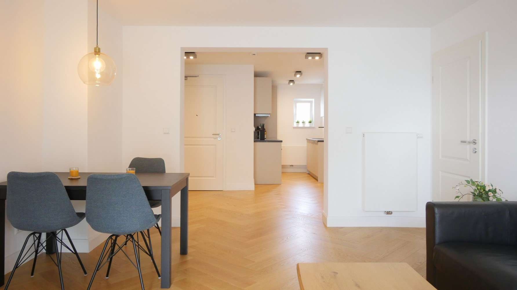 Blick vom Wohnzimmer in die Küche Blick vom Wohnzimmer in die Küche