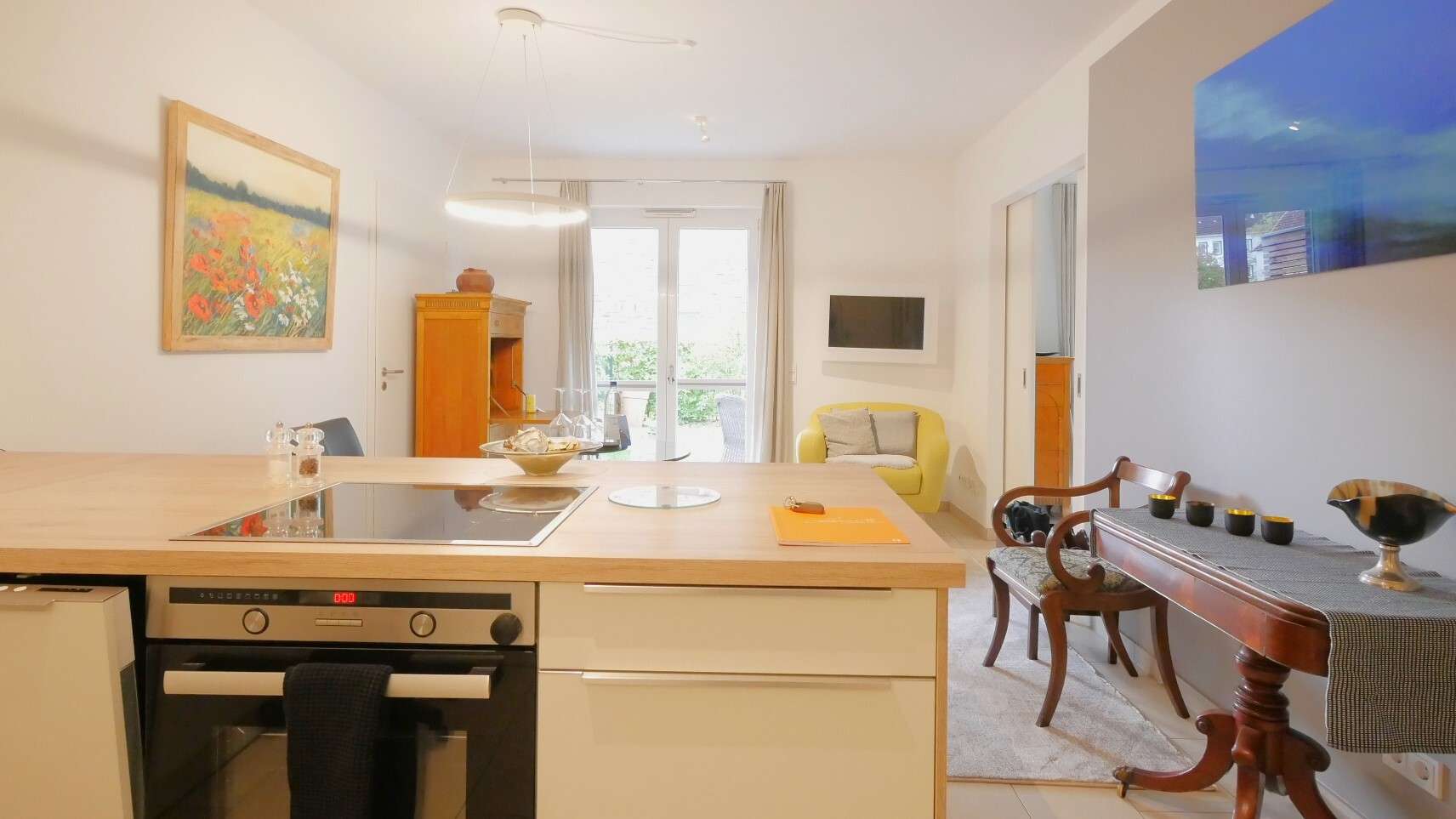 Küche mit Blick ins Wohnzimmer Küche mit Blick ins Wohnzimmer